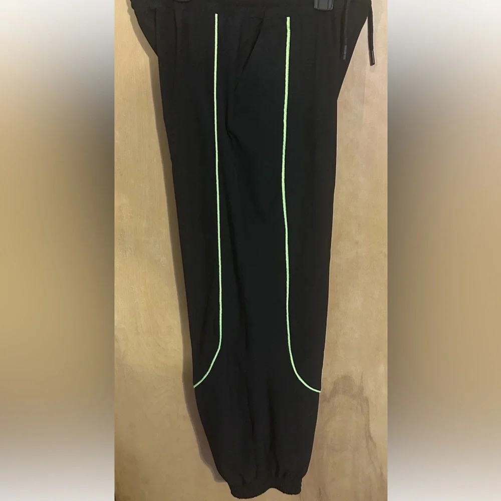 YOUTH  NIKE JORDAN JUMPMAN BLACK TRACK PANTS w.green Stripe BAGGY Sz-Lg. NWT